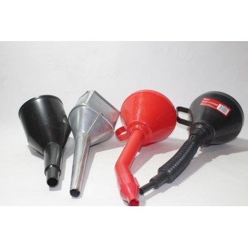 Лейка пластмассовая черная с сеткой-1